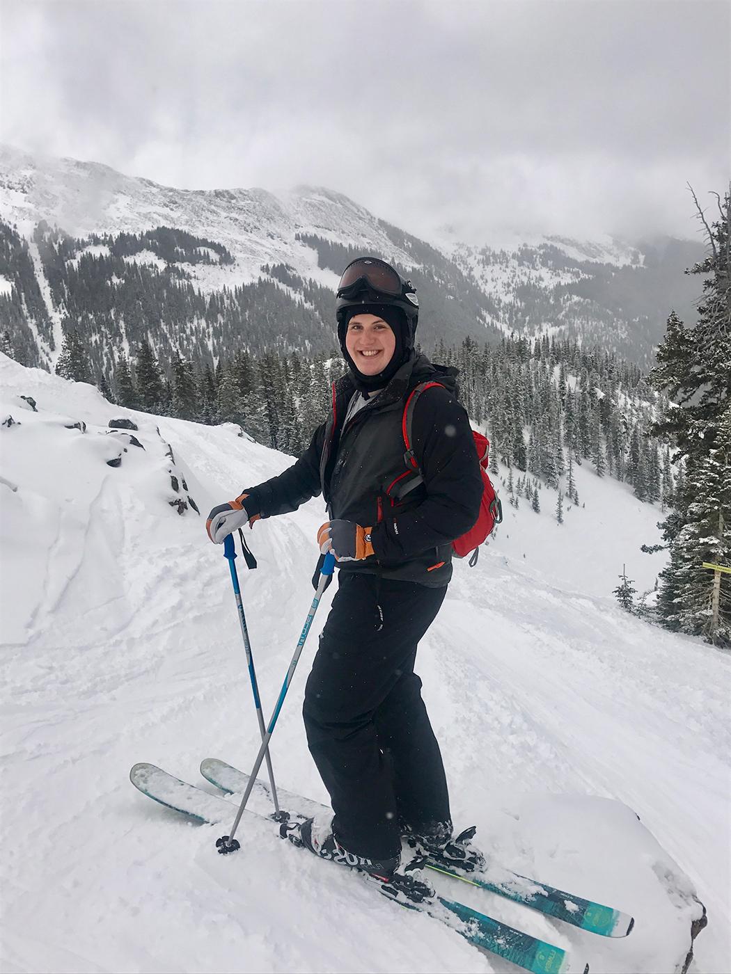 SMU-in-Taos student 卡森 Yeager prepares to ski down the snow-covered mountain in Taos, 新墨西哥.